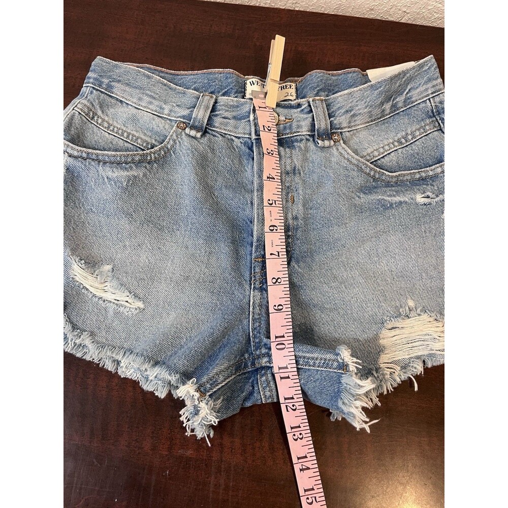 We The Free Womens Size 26 Light Wash Distressed Denim Cut Off Jean Shorts NWT - Picture 4 of 8